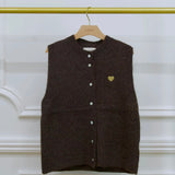 ÄRMELLOSE STRICKWESTE MIT HERZCHEN