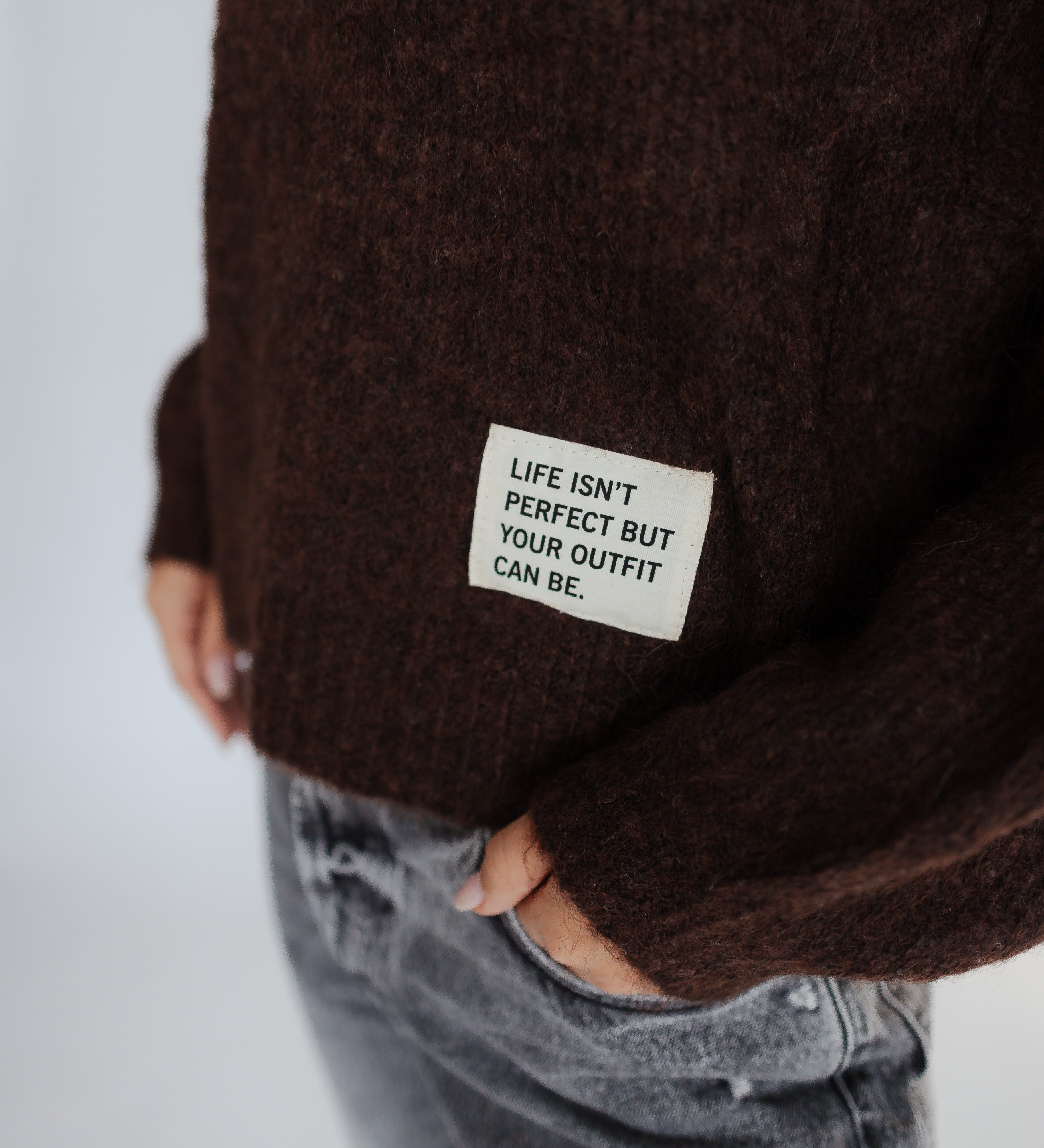 FLUFFY STRICKPULLI MIT STATEMENT-LABEL