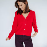 STRICKJACKE MIT V-AUSSCHNITT "DEVIL RED"