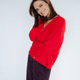 STRICKJACKE MIT V-AUSSCHNITT "DEVIL RED"