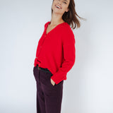 STRICKJACKE MIT V-AUSSCHNITT "DEVIL RED"