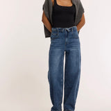 BARREL JEANS MIT CROSSOVER-BUND