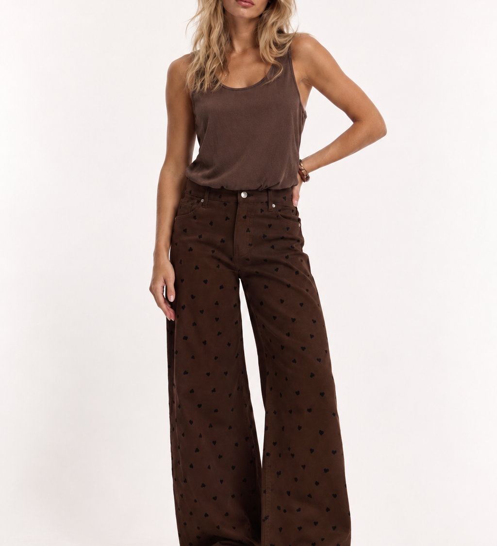 WIDE LEG JEANS MIT KLEINEN HERZCHEN