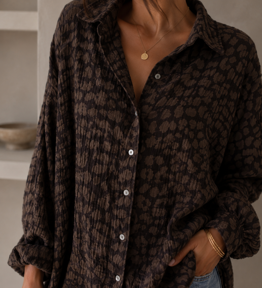 OVERSIZE LEO MUSSELINBLUSE IN SCHOKOBRAUN