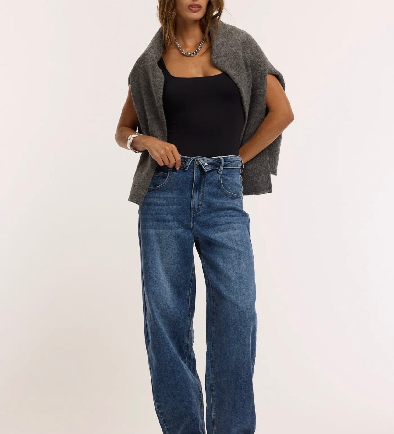 BARREL JEANS MIT CROSSOVER-BUND