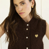 ÄRMELLOSE STRICKWESTE MIT HERZCHEN