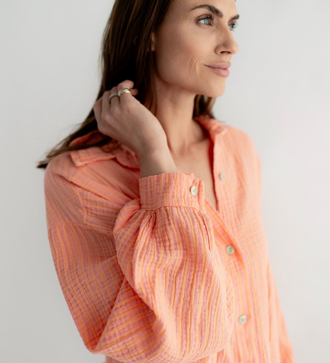 KURZE MUSSELINBLUSE „PEACH“