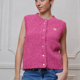 ÄRMELLOSE STRICKWESTE MIT HERZCHEN