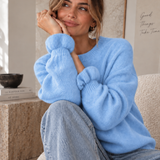 PULLI MIT VOLANTS AN DEN ÄRMELN IN EISBLAU