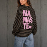 GESTREIFTER LONGSWEATER „NAMASTE“