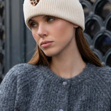BEANIE MIT LEOHERZCHEN „NIA“