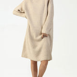 GERIPPTES STRICKKLEID IN BEIGE