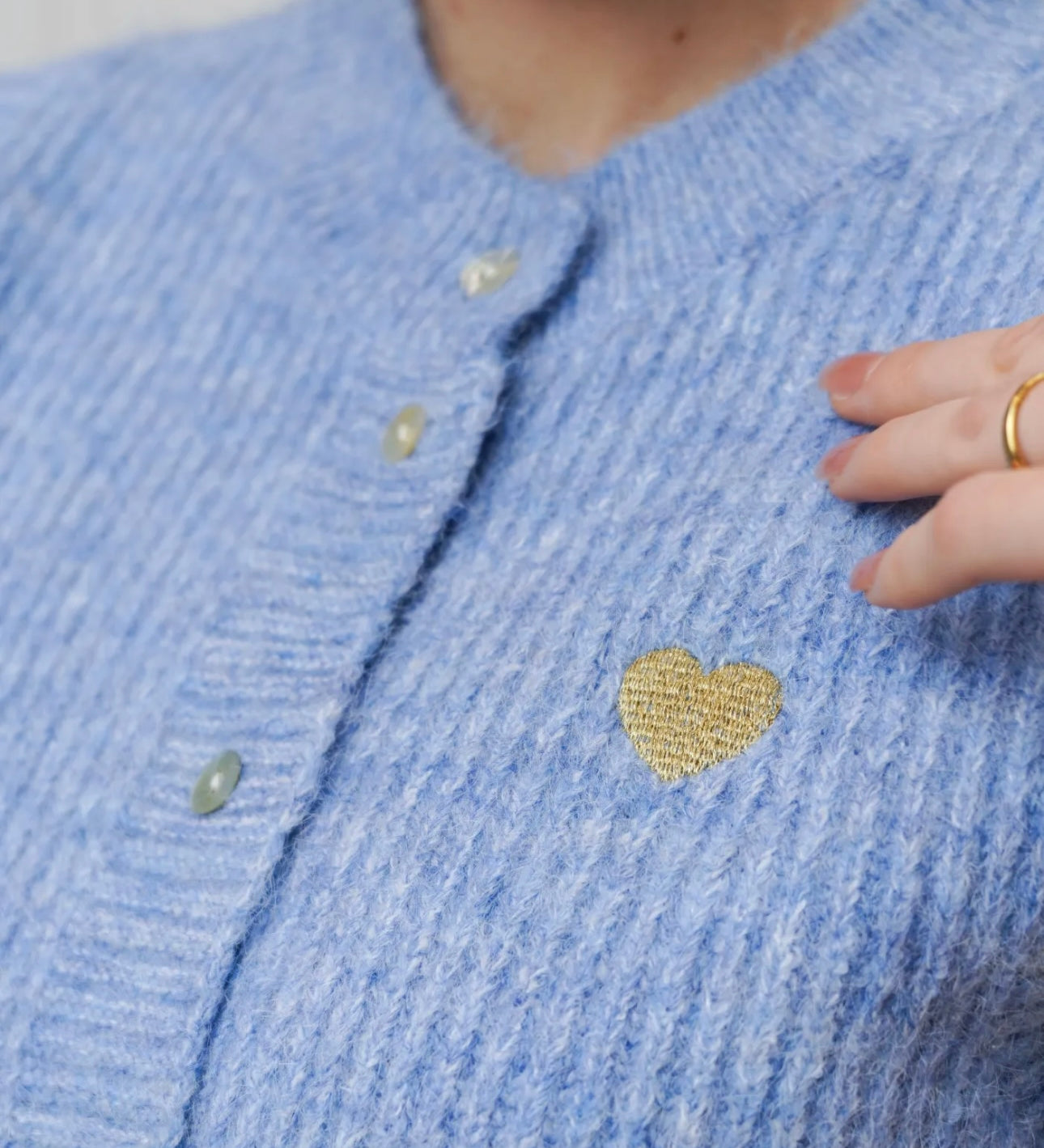 ÄRMELLOSE STRICKWESTE MIT HERZCHEN