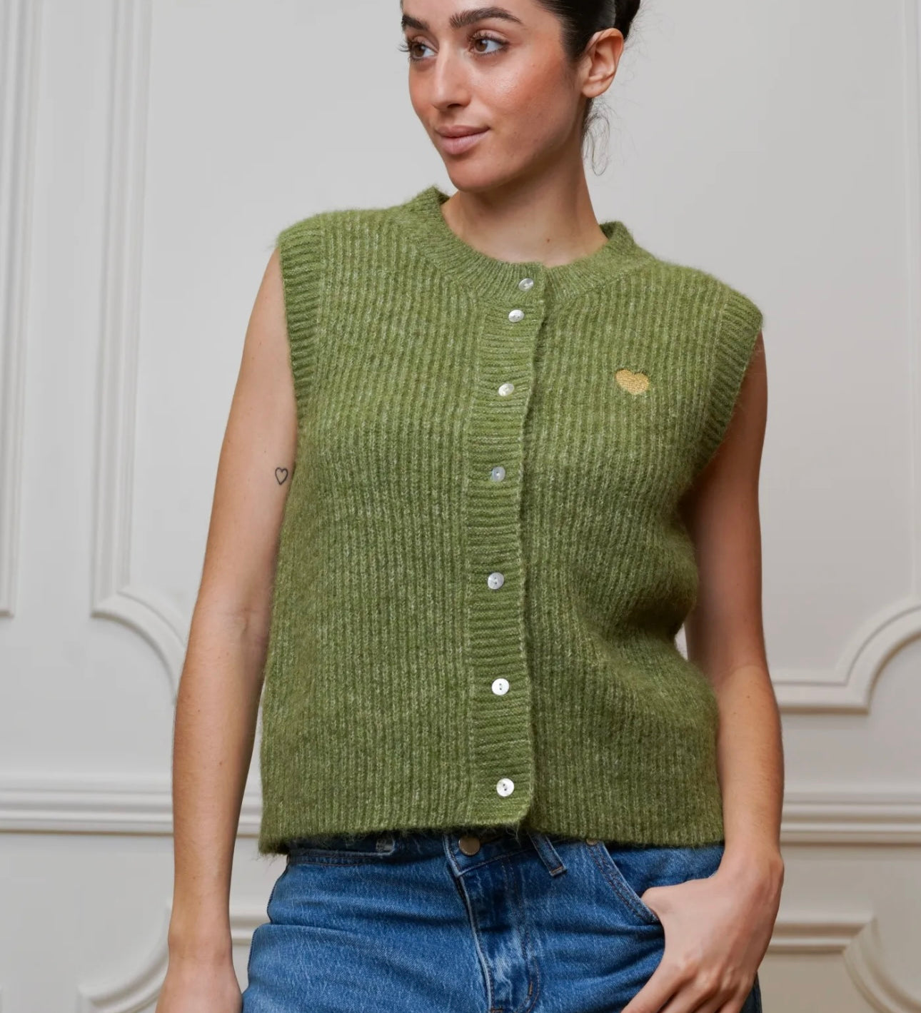 ÄRMELLOSE STRICKWESTE MIT HERZCHEN