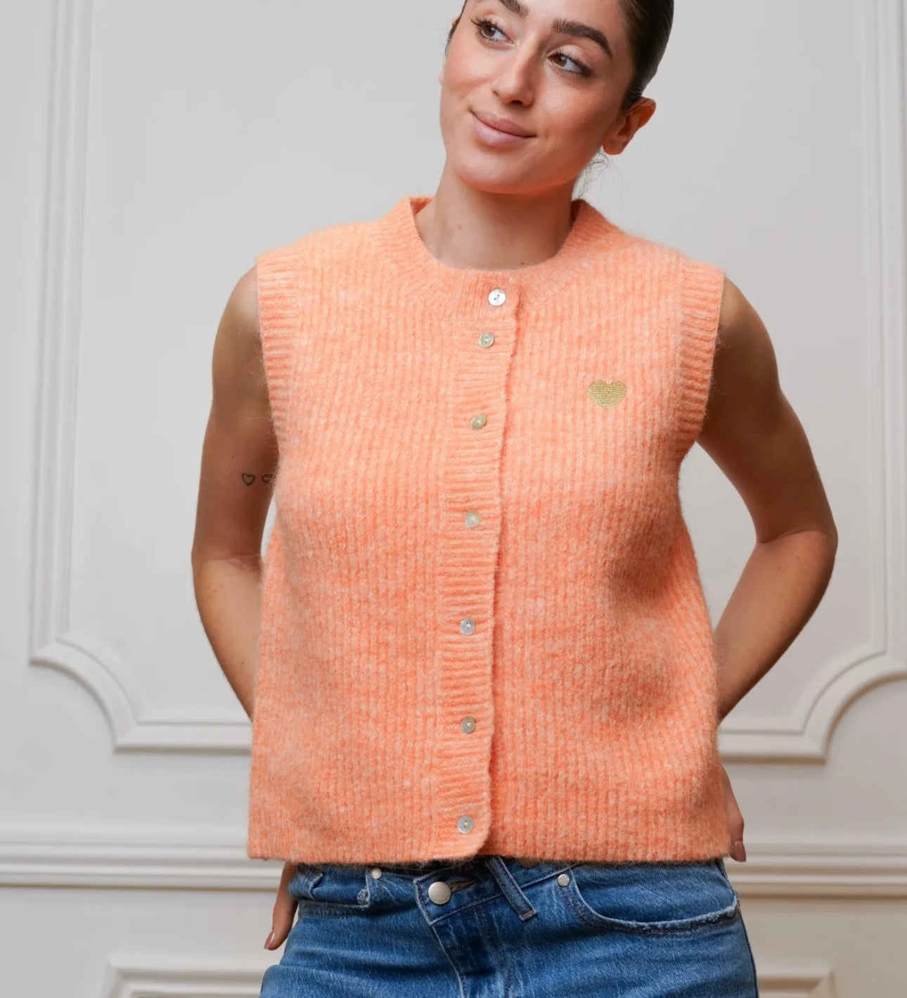 ÄRMELLOSE STRICKWESTE MIT HERZCHEN