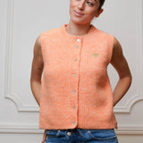 ÄRMELLOSE STRICKWESTE MIT HERZCHEN