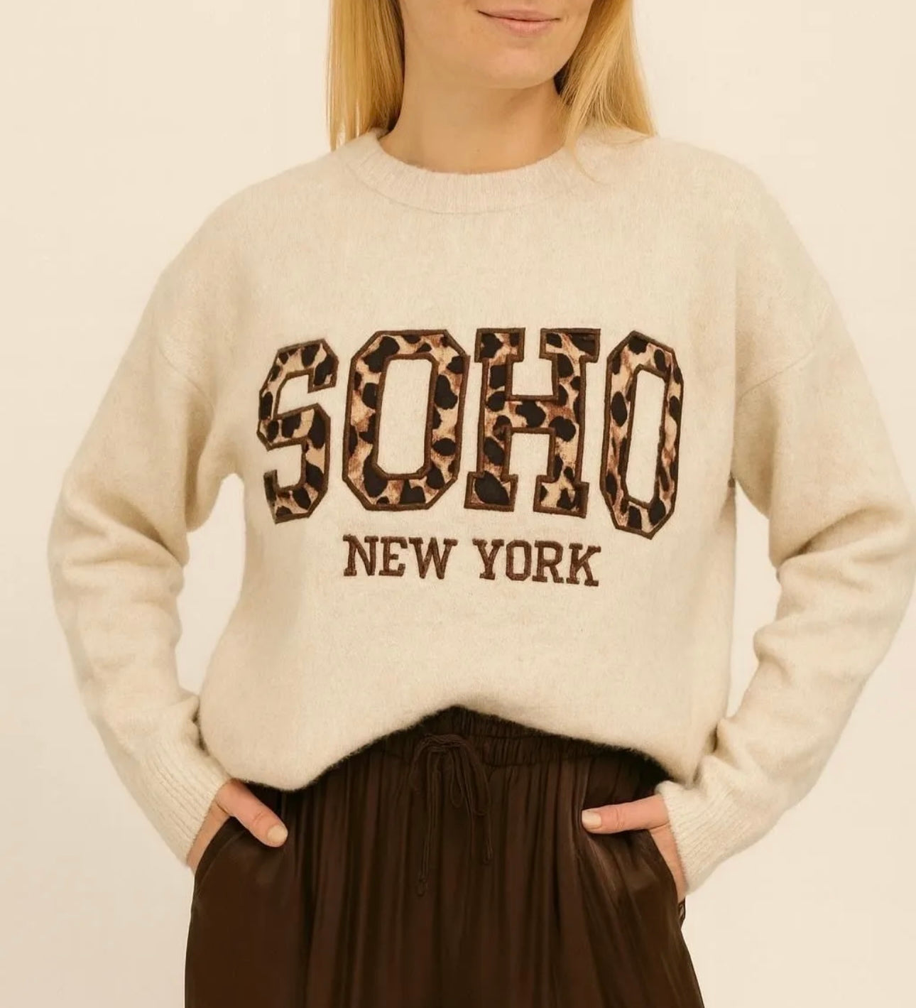 STRICKPULLI "SOHO" MIT LEO-SCHRIFTZUG