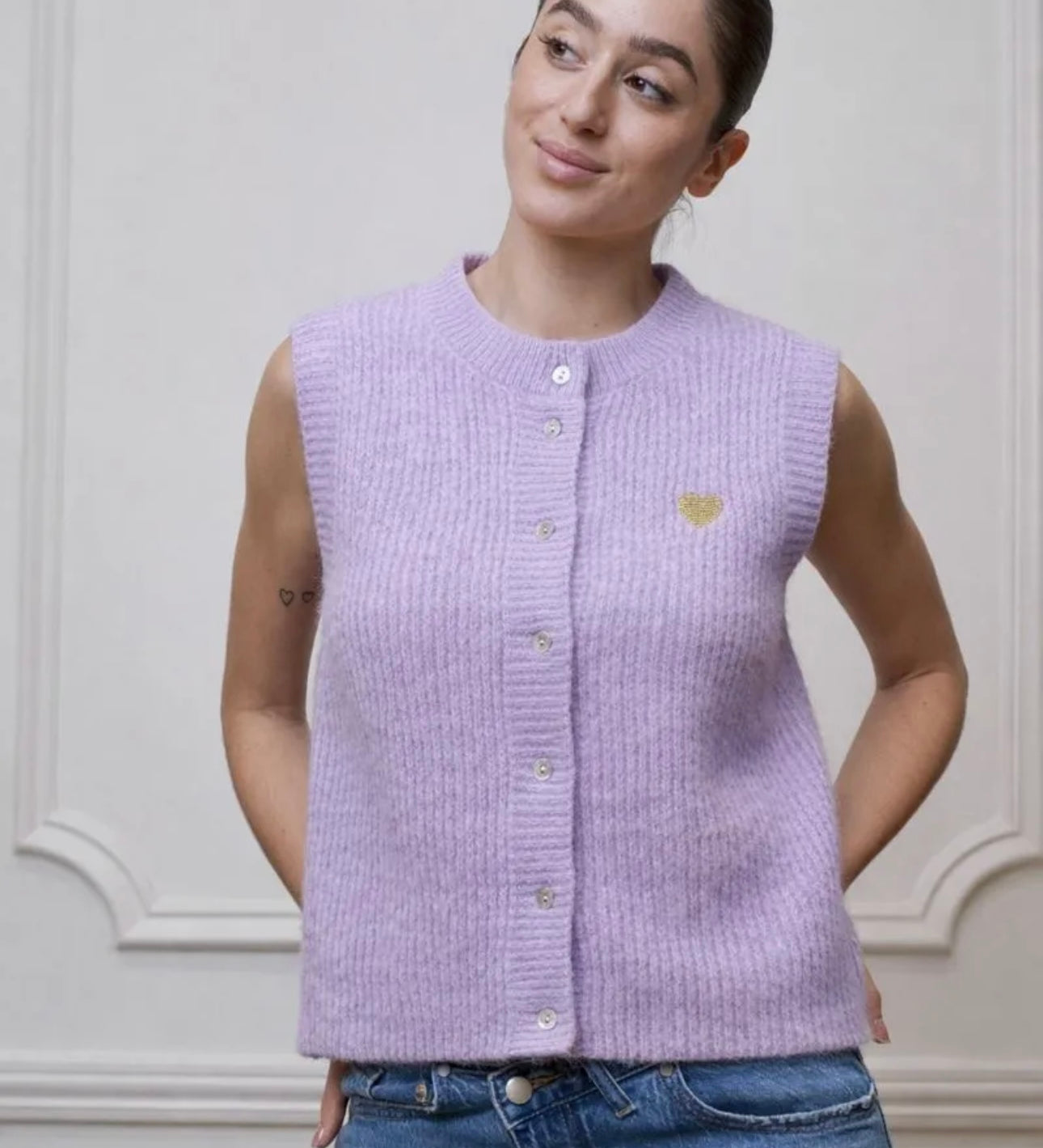 ÄRMELLOSE STRICKWESTE MIT HERZCHEN