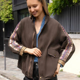 DENIM-JACKE IN SCHOKOBRAUN MIT GLITZER-APPLIKATIONEN