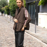 DENIM-JACKE IN SCHOKOBRAUN MIT GLITZER-APPLIKATIONEN