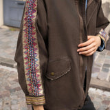 DENIM-JACKE IN SCHOKOBRAUN MIT GLITZER-APPLIKATIONEN