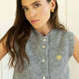 ÄRMELLOSE STRICKWESTE MIT HERZCHEN