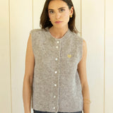 ÄRMELLOSE STRICKWESTE MIT HERZCHEN