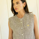 ÄRMELLOSE STRICKWESTE MIT HERZCHEN