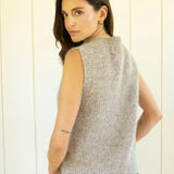 ÄRMELLOSE STRICKWESTE MIT HERZCHEN