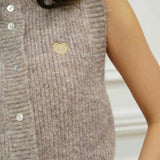 ÄRMELLOSE STRICKWESTE MIT HERZCHEN