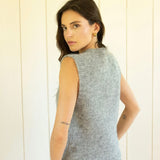 ÄRMELLOSE STRICKWESTE MIT HERZCHEN