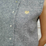 ÄRMELLOSE STRICKWESTE MIT HERZCHEN