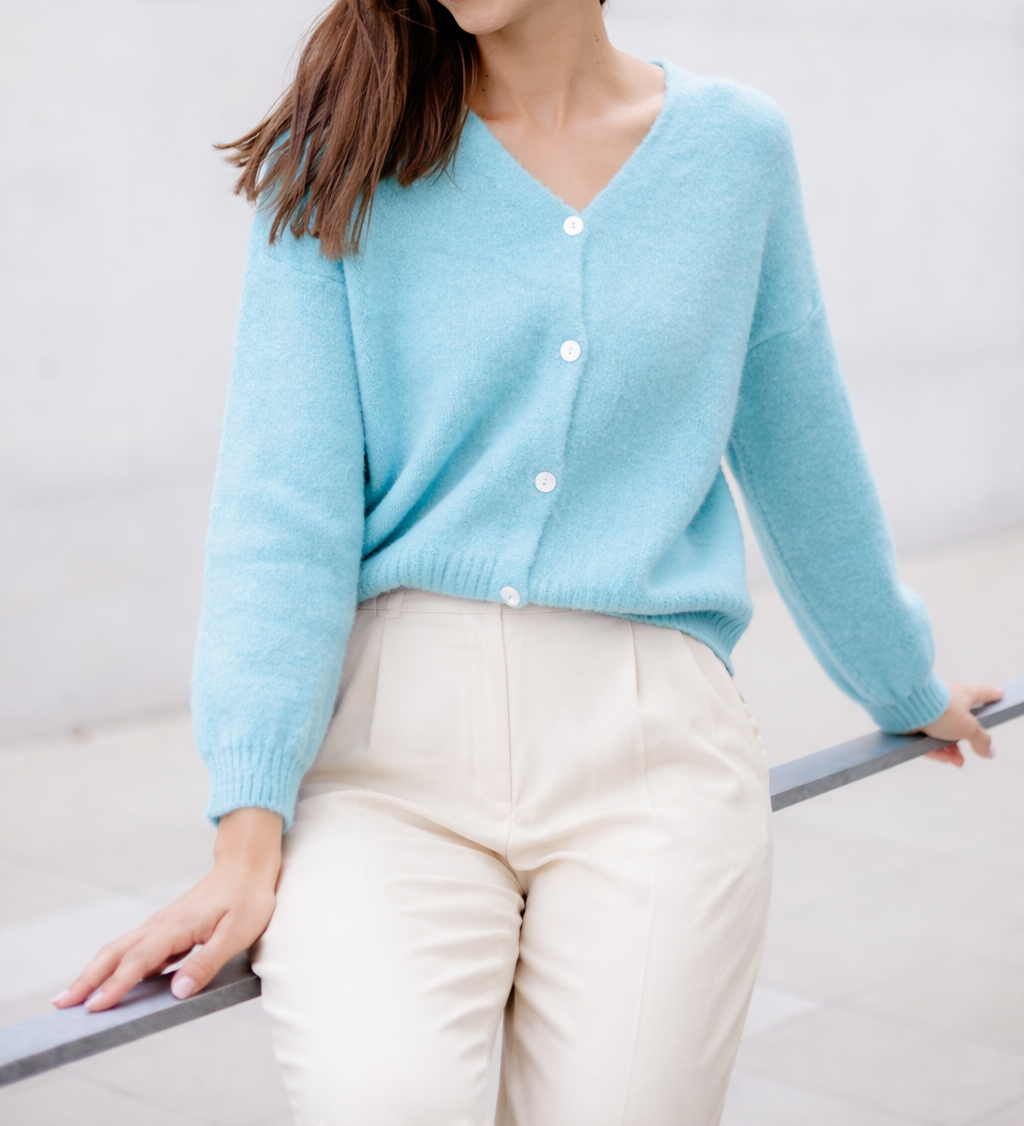 STRICKJACKE MIT V-AUSSCHNITT "HELLBLAU"