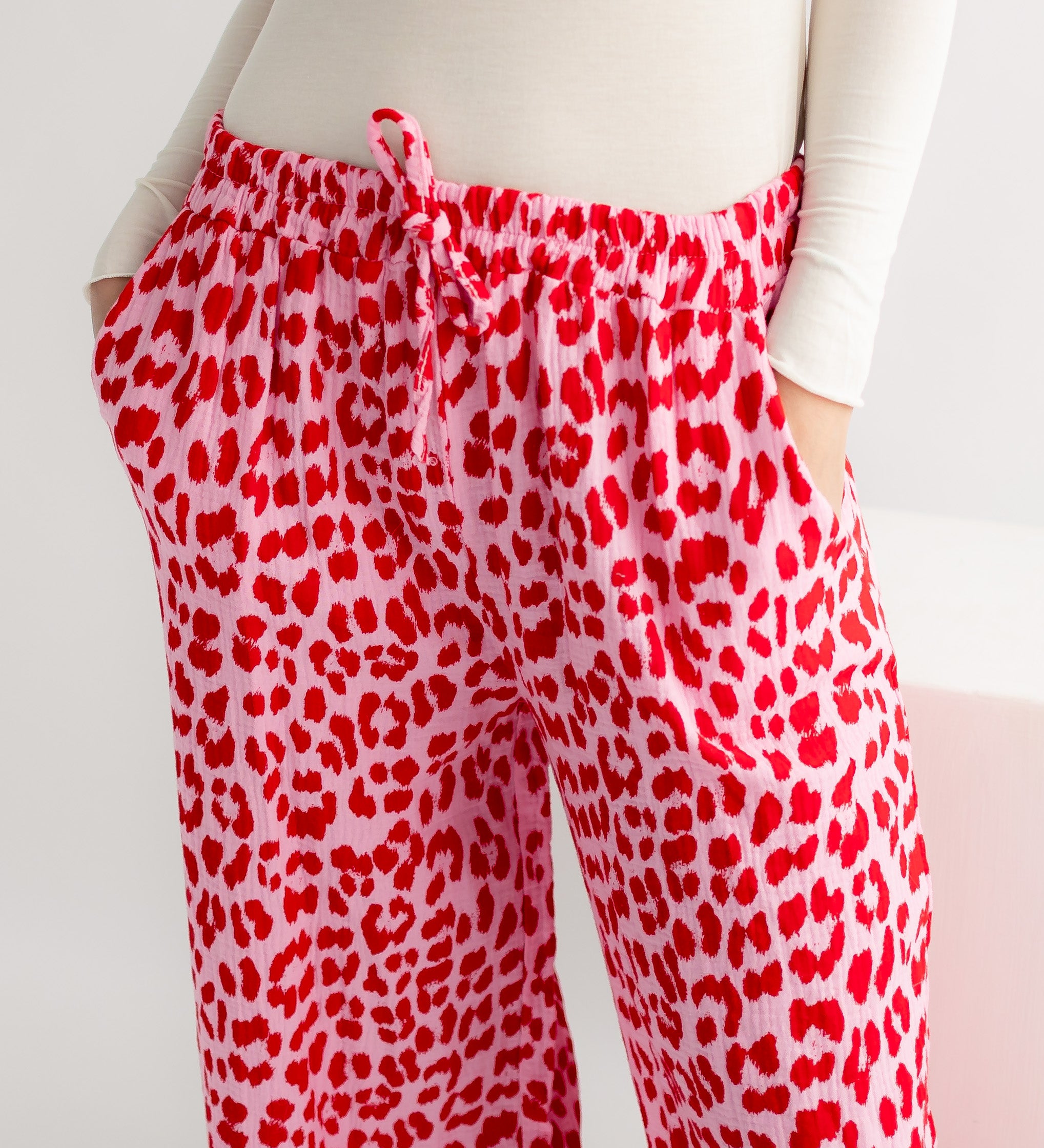 LEO MUSSELIN HOSE IN ROT / ROSA