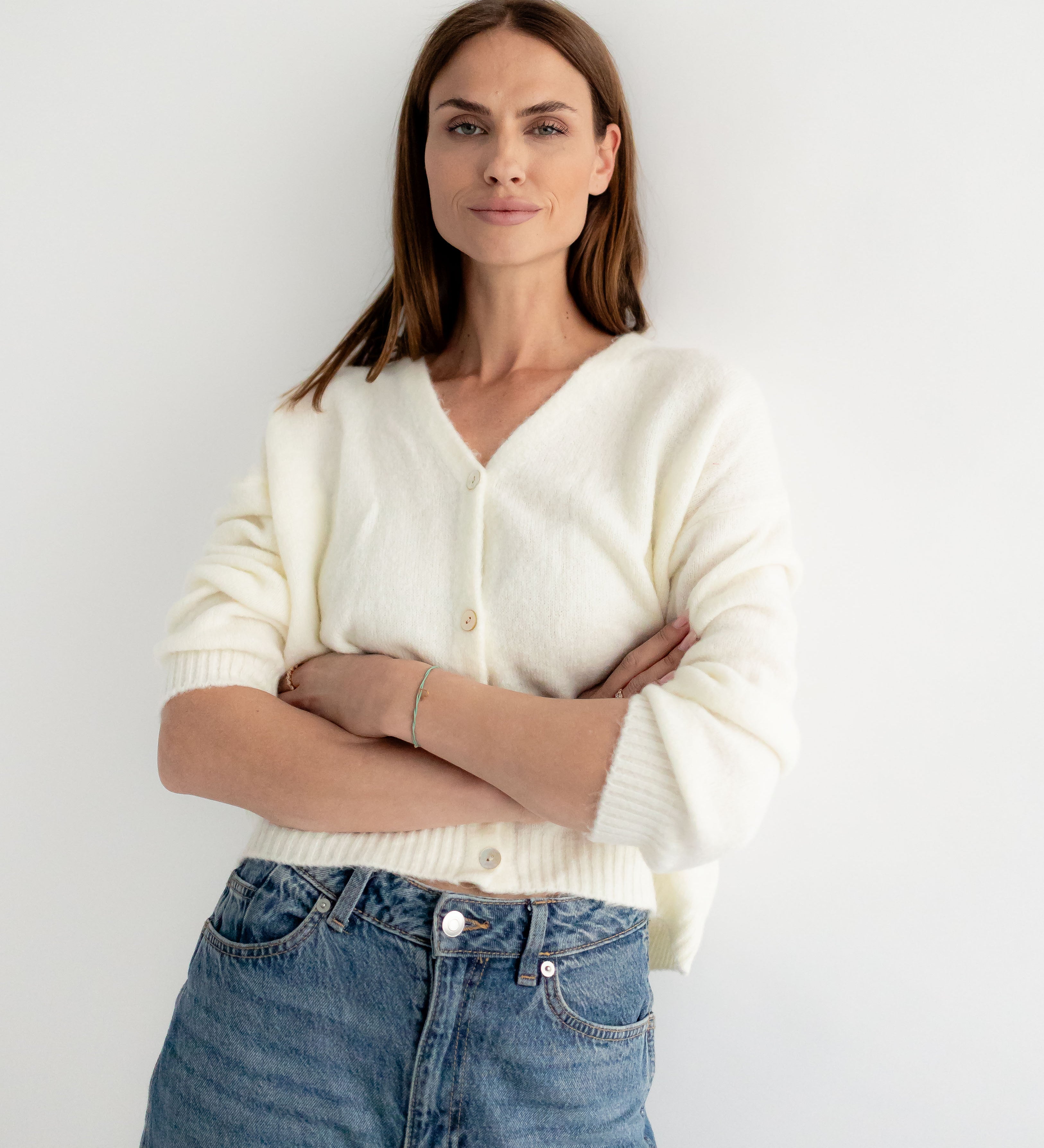 STRICKJACKE MIT V-AUSSCHNITT "SOFTWHITE"