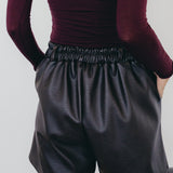FAUX LEATHER SHORTS IN SCHOKOBRAUN