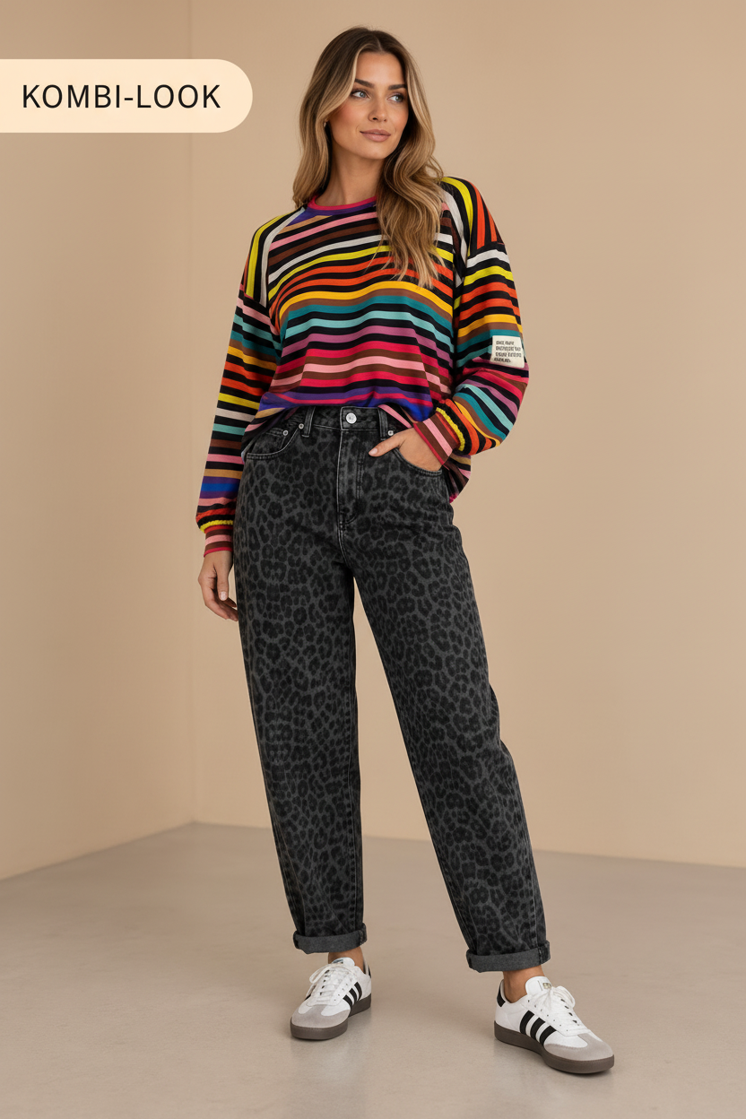 MOM JEANS ANTHRAZIT LEO kombiniert mit Rainbow Vibes Sweater Black und Teddyweste Good Vibes
