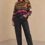 MOM JEANS ANTHRAZIT LEO kombiniert mit Rainbow Vibes Sweater Black und Teddyweste Good Vibes