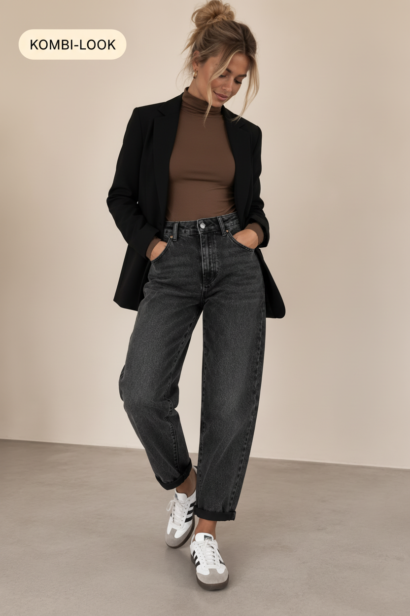 Model im Kombi-Look mit Mom Jeans, Longsleeve und Blazer
