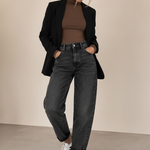 Model im Kombi-Look mit Mom Jeans, Longsleeve und Blazer